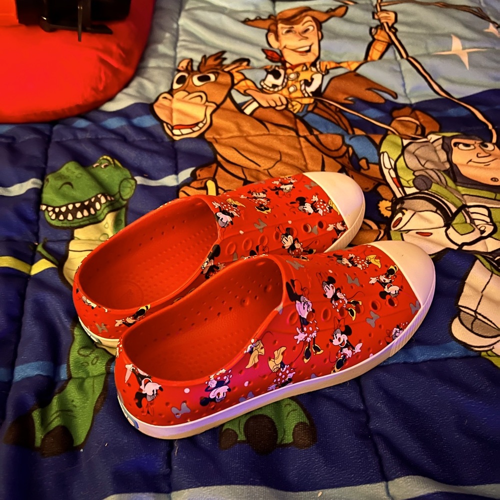 Women size 10 croc like shoes only lighter. Got them from Hollywood Studios..